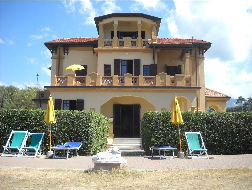 Ostello Apuano Marina Di Carrara Extérieur photo